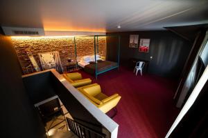 ルツカイにあるSribni Leleky Hotel & Spaのベッドと椅子が備わる客室です。