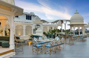 Swaroop Vilas - Lake Facing Boutique Hotel餐厅或其他用餐的地方