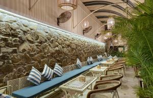Swaroop Vilas - Lake Facing Boutique Hotel的休息区