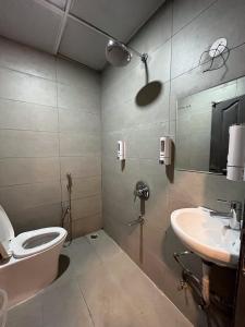 uma casa de banho com um WC e um lavatório em Hotel Zen Garden em Guwahati