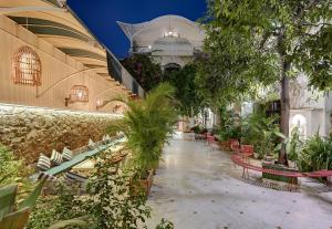 un patio de un edificio con bancos y plantas en Swaroop Vilas - Lake Facing Boutique Hotel, en Udaipur