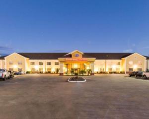 a large parking lot in front of a hotel at Comfort Suites Idabel in Idabel