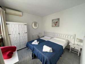 エステポナにあるVillacana 2310のベッドルーム1室(ベッド2台、赤い椅子付)