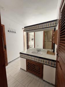 エステポナにあるVillacana 2310のバスルーム(洗面台、鏡付)