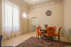 une salle à manger avec une table et des chaises dans l'établissement Myosotis - Sweet Dreams in Florence, à Florence