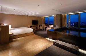 ein Hotelzimmer mit einem Bett und einem Schreibtisch in der Unterkunft Banyan Tree Club & Spa Seoul in Seoul