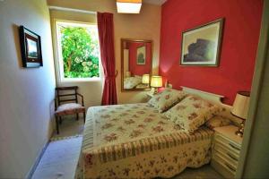 PRIVATE COUNTRY HOUSE 2000 MTRS LANZADA BEACH في بونتيفيدرا: غرفة نوم بسرير ونافذة