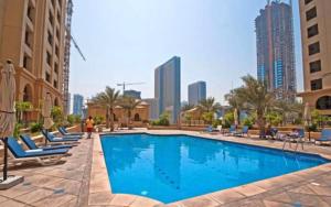 Bazén v ubytování Large JBR 2BR w/ balcony / Heart of Dubai Marina nebo v jeho okolí