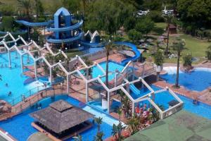 Bazén v ubytovaní Benal Beach 907 alebo v jeho blízkosti