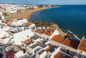 z góry widok na miasto z plażą w obiekcie Casa Mar d'Alma w Albufeirze