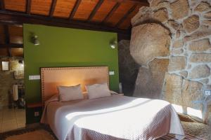 Ce lit se trouve dans un dortoir doté d'un mur vert. dans l'établissement O Refúgio da Serra do Caramulo, à Caramulo