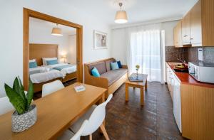 Una habitación de hotel con cocina y sala de estar. en Peridis Family Resort, en Cos 79 fotos más
