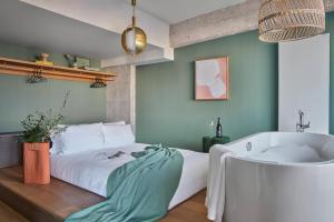 1 dormitorio con bañera y 1 cama en WunderLocke Munich, en Múnich