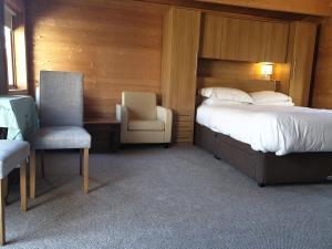sypialnia z łóżkiem, krzesłem i biurkiem w obiekcie Secret Hythe, Sea views Town location 2km Eurotunnel w mieście Hythe