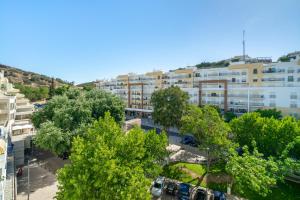 una vista aérea de una ciudad con árboles y edificios en Downtown Albufeira 3-Bedroom Luxury Apartment en Albufeira