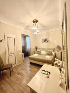 Habitación con cama y mesa. en Soggiorno Pezzati, en Florencia