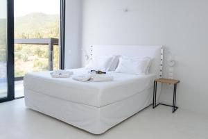 Postel nebo postele na pokoji v ubytování Mandevilla Hillside Luxury Villas + 33 fotografií