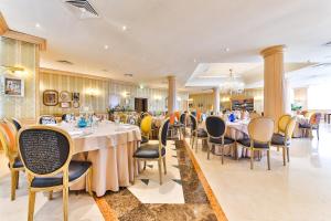 En restaurant eller et andet spisested på Hotel Leon d'Oro