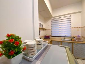 een keuken met een aanrecht met bloemen erop bij Lovly Couple Sea View w Netflix in Port Dickson
