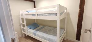 Łóżko lub łóżka w pokoju w obiekcie Apartamentos-Bermeo
