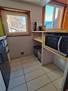 Kuchyňa alebo kuchynka v ubytovaní Chalet Ailleurs Appartement à Molines en Queyras