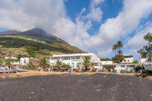 Hotel Ossidiana Stromboli Center في سترومبولي: منظر الجبل من الشاطئ