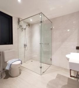 La salle de bains est pourvue d'une douche, de toilettes et d'un lavabo. dans l'établissement Sri Ayuttaya Guesthouse, à Bangkok