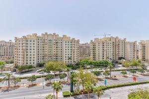 een luchtzicht op een stad met hoge gebouwen bij Shoreline · Beachfront Luxury Palm Jumeirah · Free 5* Beach Resorts Access in Dubai