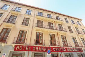 un grande edificio marrone chiaro con un hotel Grant centrale emeteryemetery istg di Hotel Granada Centro a Granada