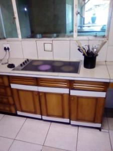 Dapur atau dapur kecil di Accoustix Backpackers Hostel