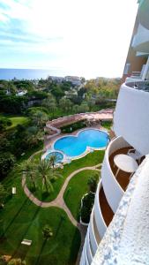 uma vista aérea de um resort com uma piscina em Apartamentos Coronado em Marbella