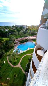 una vista aérea de un complejo con piscina en Apartamentos Coronado, en Marbella