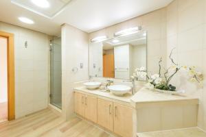 Kupatilo u objektu Shoreline · Beachfront Luxury Palm Jumeirah · Free 5* Beach Resorts Access