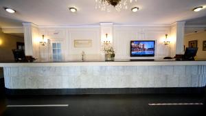 a lobby with a bar with a tv on it at Apartamentos Coronado in Marbella