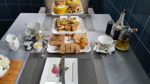 una mesa con una bandeja de comida para el desayuno. en Igguldene Retreat with Jacuzzi, en Deal