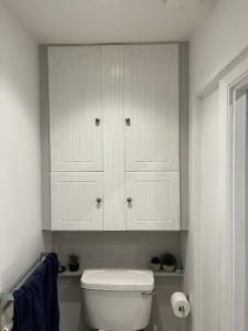 Bathroom sa Gorgeous 2 bedroom flat in charming Swiss Cottage