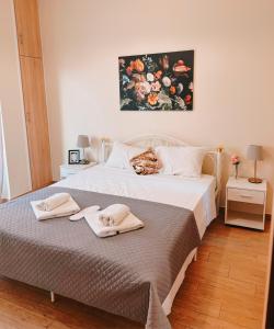 una camera da letto con un letto e due asciugamani di Athens Loft in Pagrati ad Atene