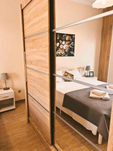 um quarto com uma cama e uma porta de correr em Athens Loft in Pagrati em Atenas