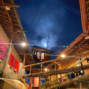 uma vista para um edifício à noite em La Boheme Bajo em Labuan Bajo