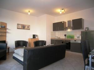 un soggiorno con divano e cucina di Schwab_ Ferienwohnungen in Zempin a Zempin Altre 38 foto