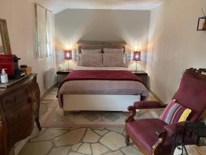 A bed or beds in a room at Le Chemin du Village