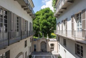 alejka pomiędzy dwoma budynkami z balkonami w obiekcie Palazzo Del Carretto-Art Apartments and Guesthouse w Turynie