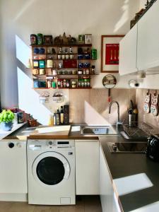 cocina con lavadora y fregadero en 2-Zimmer-Apartment "Monbijou" am Hackeschen Markt, en Berlín