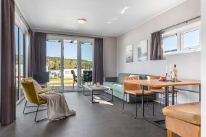 een woonkamer met een bank en een tafel bij Topcamp Mjøsa - Brumunddal in Brumunddalen