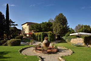 Vonkajšia záhrada v ubytovaní Villa Sabolini