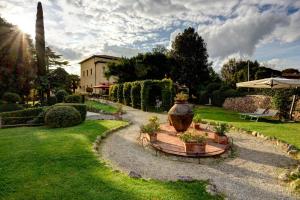 Vonkajšia záhrada v ubytovaní Villa Sabolini