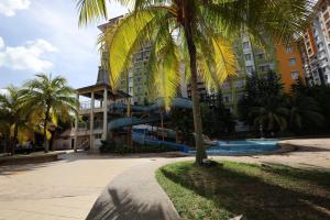 um resort com um escorrega aquático em frente a um edifício em TOP 1 family trip relax resort in melaka pecuma water park tiket em Malaca
