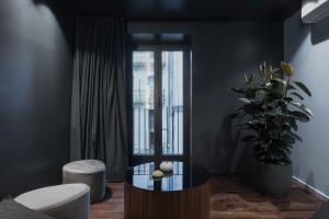 salon ze stołem i doniczką w obiekcie Brand New⎮ Beachfront ⎮3 min Old Town Nuun w mieście San Sebastián