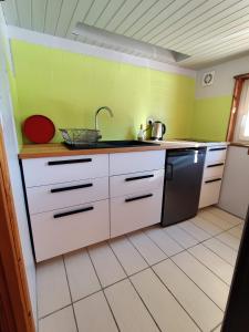 Kuchyňa alebo kuchynka v ubytovaní Chalet Ailleurs Appartement à Molines en Queyras