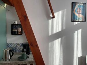 una scala in una cucina con un'ombra sul muro di Pokój nr 17 a Opole